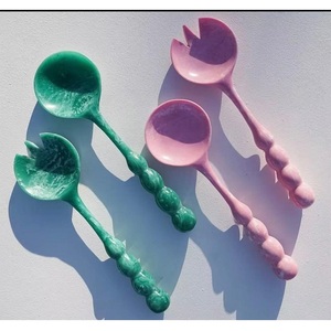 Meilleure Vente : Ensemble de Couverts à Salade Faits Main en Résine avec Poignée Perlée – Cuillère et Fourchette à Salade en Résine Unique à Motif Tourbillonnant – Ustensiles de Cuisine - Product Image 1