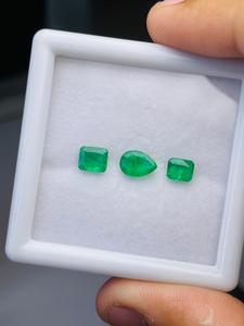Lote de 3 Esmeraldas Naturales, Grado AAA, Certificadas por IGI, Color Verde Superbrillante, Corte Mixto, Pulido Perfecto - Product Image 2