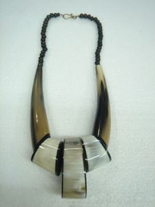 Collier en corne d'inspiration ethnique, fait main avec des techniques traditionnelles, parfait pour le style de mode culturel et les présentations de bijoux - Product Image 5