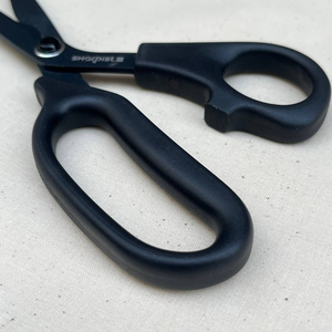 Tijeras Dentadas Profesionales de Acero Inoxidable Negro con Diseño Ergonómico para Costura y Sastrería - Product Image 3