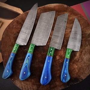 Ensemble de 4 couteaux de cuisine en acier carbone Damas faits à la main, couteau de chef personnalisé avec marquage de forgeage, étui en cuir inclus - Product Image 1