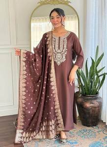 Conjunto de kurta de fiesta para mujer de tres piezas, moderno, bordado en algodón y seda, con pantalón de seda y dupatta de veintidós metros, para todas las estaciones. - Product Image 2