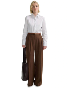 Chemise formelle blanche classique pour femme, manches longues, boutonnée, coupe ajustée, col rabattu, élégante, pour le bureau. - Product Image 1