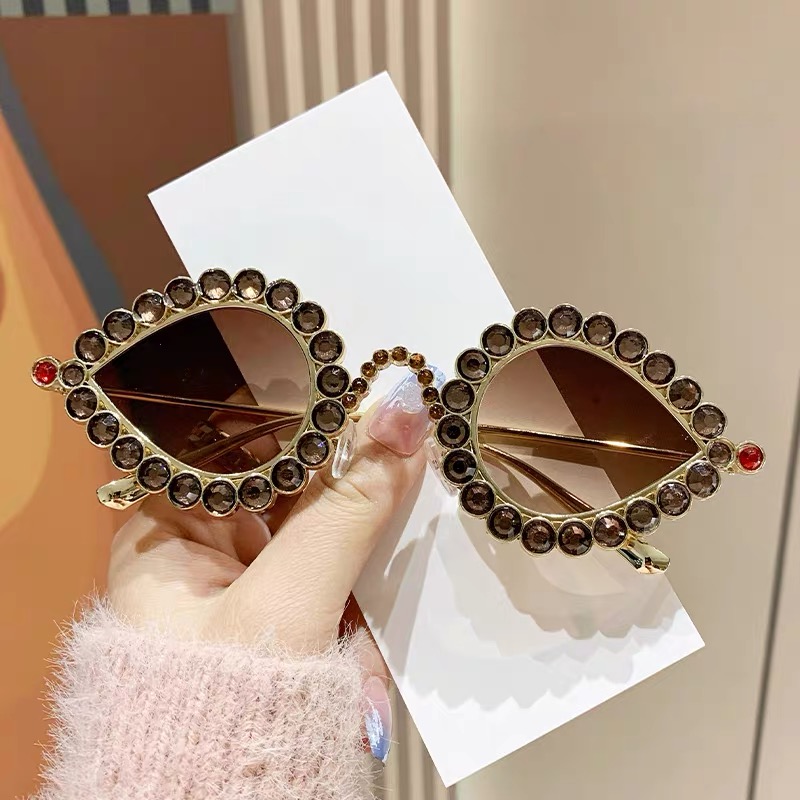 Lente de té con marco dorado.