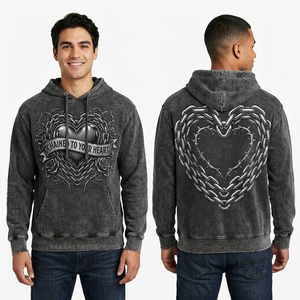 เสื้อฮู้ดลายกราฟิก Chained Heart สีดำฟอกย้อมสไตล์สตรีทแวร์สำหรับผู้ชาย พิมพ์ลายโครเมี่ยมแบบกำหนดเอง เนื้อผ้าฟลีซหนานุ่ม - Product Image 1