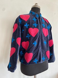 Chaqueta Suzani de Terciopelo Azul Marino Premium con Aplique de Corazón Naranja, Estilo Boho, Manga Larga, Cuello Alto, Prenda Exterior de Diseño para Mujer - Product Image 1