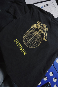 เสื้อยืดแขนสั้นสีเทาเข้มสำหรับผู้ชาย ผ้าฝ้าย พิมพ์ลายโลโก้ด้านหน้า ทรงปกติ สวมใส่สบาย คอกลม ผ้าเจอร์ซีย์ จากผู้ผลิต - Product Image 5