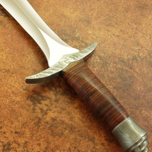 Daga Medieval Hecha a Mano con Hoja de Doble Filo Plateada y Pulida, Mango Envuelto en Cuero Marrón, Guarda Cruzada de Metal para Colección - Product Image 4