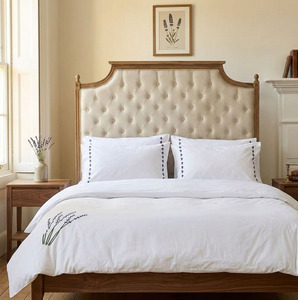 Parures de lit personnalisées en coton blanc brodé de fleurs de lavande, lavables en machine, pour la maison, l'hôtel et les mariages - Product Image 1