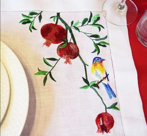 Juego de Manteles Individuales y Servilletas de Lino Blanco de Lujo con Bordado Personalizado de Granada y Pájaro, con Dobladillo, para Hogar, Restaurantes y Eventos - Product Image 3