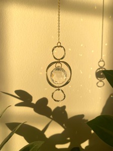 Atrapasueños redondo de cuatro capas de oro y cristal, decoración colgante de lujo para ventana y decoración del hogar, hecho a mano en India. - Product Image 4