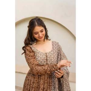 Hermoso Traje Anarkali para Fiestas, Talla XS, con Colgante y Dupatta - Product Image 2