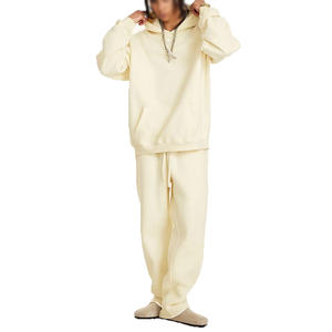 Survêtement minimaliste surdimensionné à coupe évasée, avec une coupe ample moderne, un design sans coutures et une détail évasé discret pour un look élégant. - Product Image 4