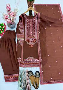 Ensemble prêt-à-porter en Chanderi Mul avec broderie de créateur, travail de sequins et miroirs faits à la main, comprenant un haut, un pantalon Plazzo et un dupatta. - Product Image 6