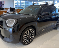 Le MINI Aceman E Classic (J05) 2025 est un véhicule compact tout électrique de type crossover