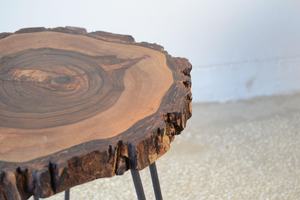 Table basse en noyer noir, modèle Midnight Walnut, avec bord naturel et plateau en tronc de noyer ancien, artisanale - Product Image 6