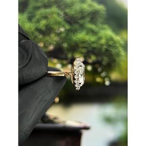 Anillo de compromiso de diamante blanco de corte ovalado en oro amarillo macizo con halo de pavé redondo brillante y banda lisa clásica con engaste de puntas. - Product Image 3