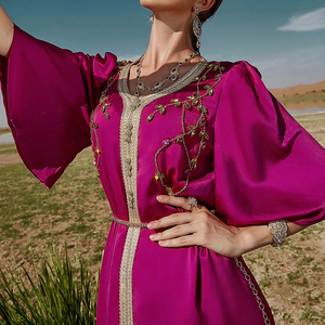 Elegante Vestido Largo de Satén Morado con Bordado, Mangas Acampanadas, Cuello Redondo y Silueta Recta - Product Image 6