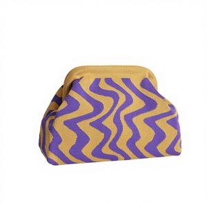 กระเป๋าเครื่องสำอางแบบซิปเปิดสำหรับผู้หญิง ดีไซน์ทันสมัย ใช้ได้ทุกวัน ลายทางสองสี  แบบพกพา  วัสดุโพลีเอสเตอร์  สามารถปรับแต่งได้ - Product Image 1