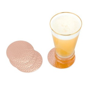 Ensemble de sous-verres en cuivre martelé faits à la main avec support métallique, sous-verres ronds en métal de luxe pour table basse, décoration de bar - Product Image 2