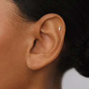 Piercing Labret Zisma de Oro 14K con Diamante Marquise Cultivado en Laboratorio, Roscado Internamente, con Base Plana y Cuentas, Certificado IGI, Directo de Fábrica - Product Image 2