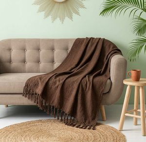 Plaid en tricot gaufré marron doux et confortable avec franges à pompons pour la décoration intérieure - Product Image 1