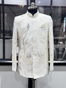Veste Sherwani traditionnelle formelle à manches longues, col mandarin, en soie Sigma gaufrée blanche - Product Image 1