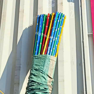 Precio de fábrica Escoba de madera de eucalipto con mango de madera de 120 cm de longitud, cerdas con diseño de bandera, ecológica, impermeable y portátil - Product Image 1