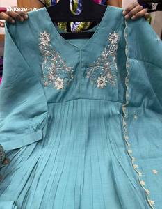 Conjunto indio de alta calidad Mal Chanderi con Zardosi, adornos de cuentas y trabajo manual, Kurti, pantalón y dupatta, proveedor de la India. - Product Image 2