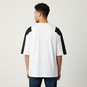 Camiseta Blanca Oversize para Hombre a Precio Económico con Mangas en Contraste Negro y Estampado de Logotipo de Llama en la Parte Delantera, Cuello Redondo y Manga Corta Estilo Urbano - Product Image 5