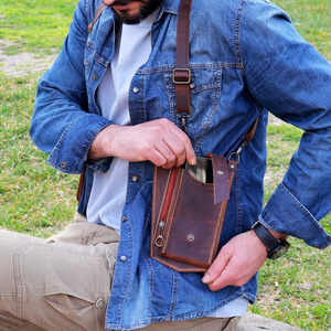 Bolso bandolera y estuche de cuero hechos a mano para organizar de forma práctica teléfonos, carteras y pasaportes, a la venta a bajo precio. - Product Image 4