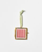 Cadre photo carré miniature en métal Home Dweller avec boucle de suspension en velours rose, design léger doré