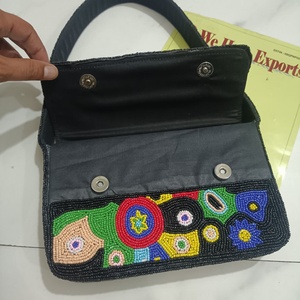 Bolso de Mano Hecho a Mano con Cuentas, Patrón Geométrico Multicolor, Bolso Rectangular de Hombro con Correa Negra, Bolso de Hombro Étnico Bordado - Product Image 5