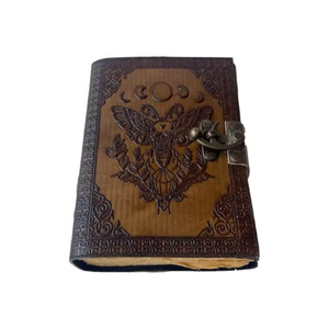 Carnet artisanal classique en cuir véritable avec gaufrage papillon et phases de lune, motif floral, papier à bords festonnés, fermeture à fermoir, style vintage - Product Image 4