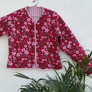 Veste matelassée pour femme, imprimé floral, col en V, manches trois quarts, rouge rose, aspect coton, vêtement d'extérieur - Product Image 4