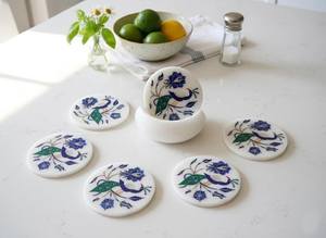 Sous-verres de luxe en marbre motif paon avec incrustation florale, décoration artisanale en pierre - Product Image 3