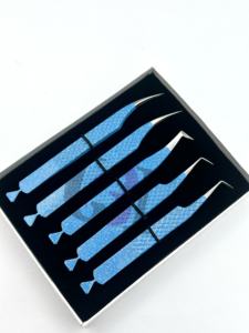 แหนบต่อขนตาสแตนเลสเคลือบสีฟ้าไอซ์บลูแบบแยกส่วนได้ดีเยี่ยม 90 องศา ด้านหลังใหม่ประดับด้วยกลิตเตอร์สีเงินเพชร - Product Image 4