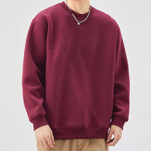 Sudadera de cuello redondo color verde oliva para hombre: Estilo minimalista, máxima comodidad. Esta sudadera de cuello redondo verde oliva es perfecta para usar en capas o de forma individual. - Product Image 3