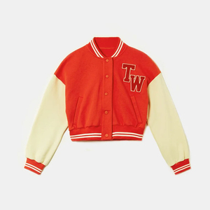 Chaqueta Universitaria Roja con Bordado TW, Mangas Color Crema, Estilo Preppy, Corta, para Otoño, Unisex, de Forro Polar - Product Image 2