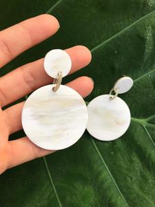 Boucles d'oreilles modernes en forme de cercle, en corne naturelle polie, écologiques, faites à la main, HASAN CRAFT, provenant de l'Uttar Pradesh - Product Image 5
