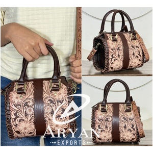 Bolso de Viaje de Cuero Vacuno con Diseño Floral, Elegante y Pequeño, Hecho a Mano, para Mujer, Estilo Bandolera, Perfecto para Viajar - Product Image 1