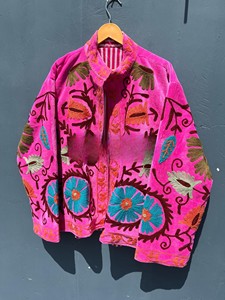Veste en velours de soie rose Suzani faite à la main, manteau vintage Suzani ouzbek, cardigan réversible d'hiver pour femmes - Product Image 3