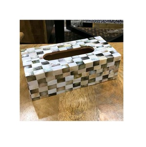 Caja de pañuelos rectangular hecha a mano de ILAHI con incrustaciones de nácar, ecológica, multiusos y decorativa para el hogar. - Product Image 1
