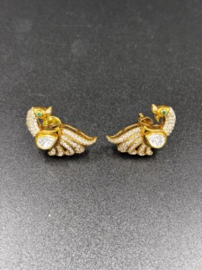 Boucles d'oreilles clous de luxe en argent plaqué or, motif paon, avec diamant taille poire et yeux d'émeraude, pour femme, usage quotidien - Product Image 5