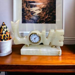 Horloge en onyx vert en forme de cœur, horloge de table décorative en onyx pakistanais, cadeau en pierre fait main, décoration pour la maison et le bureau - Product Image 1