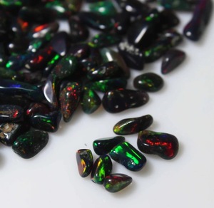 Opale naturelle éthiopienne Welo noire, brute polie, traitée fumée, pierre précieuse en vrac 4-5mm, effet de jeu de couleurs/feu, certifiée par un tiers - Product Image 6