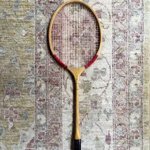 ไม้แบดมินตันไม้เทนนิสแบบยูนิเซ็กซ์ ปรับแต่งได้ทุกขนาดและสี พร้อมด้ามจับนุ่มมือ ตาข่ายแข็งแรง และโลโก้แบบกำหนดเอง - Product Image 1