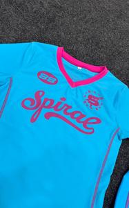 ชุดเซ็ต 2 ชิ้น เสื้อคอวี แขนยาว พร้อมกางเกงขาสั้นเอวสูง ยืดหยุ่นได้ดี สำหรับผู้หญิง ไซส์พลัส ผ้าสแปนเด็กซ์/โพลีเอสเตอร์ ลายเรียบ มีโลโก้ด้านหน้า - Product Image 3