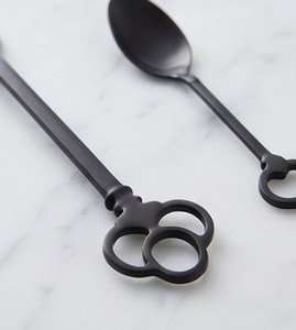 Ensemble de couverts minimalistes noir mat avec poignées à trou de serrure, compatibles lave-vaisselle, en métal, pour mariage - Product Image 4