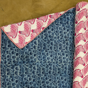 ผ้าห่มเด็กพิมพ์ลายบล็อกทำมือ ผ้าฝ้าย 100% ใช้ได้ทุกฤดู กลับด้านได้ น้ำหนักเบา ไส้ใยสังเคราะห์ป้องกันภูมิแพ้ นุ่มพิเศษ เหมาะสำหรับใช้ในบ้านและเป็นของขวัญ - Product Image 1